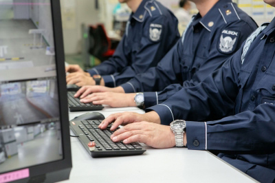 監視モニターを確認する警備員