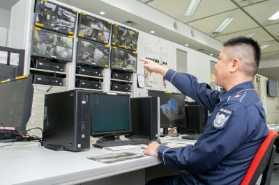 監視機器を操作する警備員