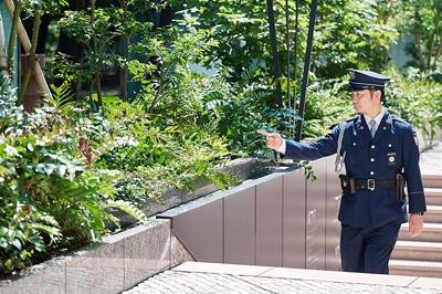 外構を巡回する警備員